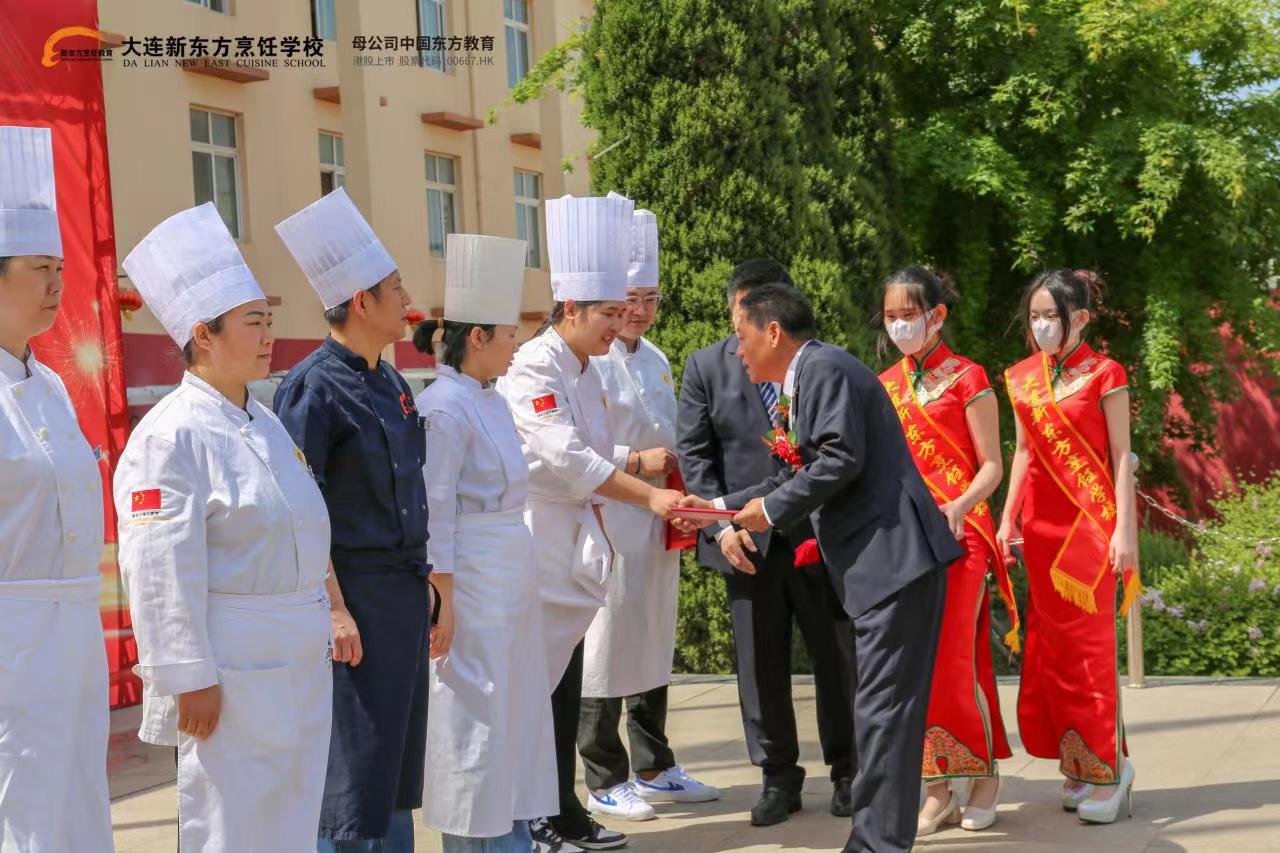 企业名师团进校园，烹饪课堂新体验