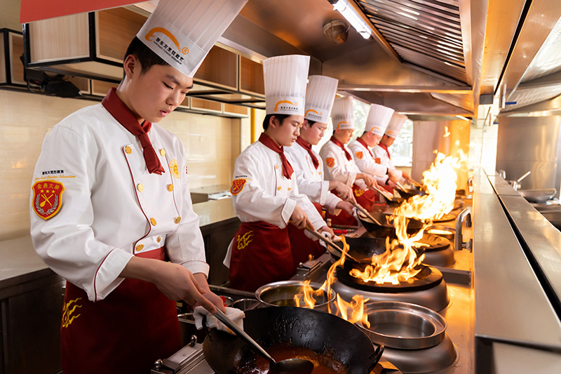 想学厨师必须去学校学么，厨师短期培训班哪里有？