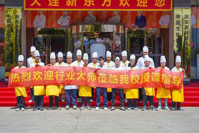 日月昇厨师长走进校，解锁舌尖上的“成长密码”